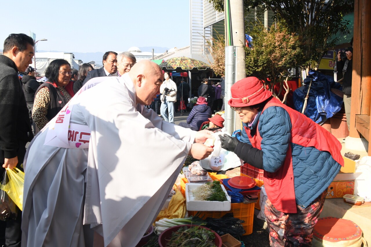 ������ ��19�������� ȭ����� 2�� 13�� ���� ��ü��� ����5������ ã�� ���ΰ� �����ε鿡�� ���� 500�κ��� �����ߴ�.