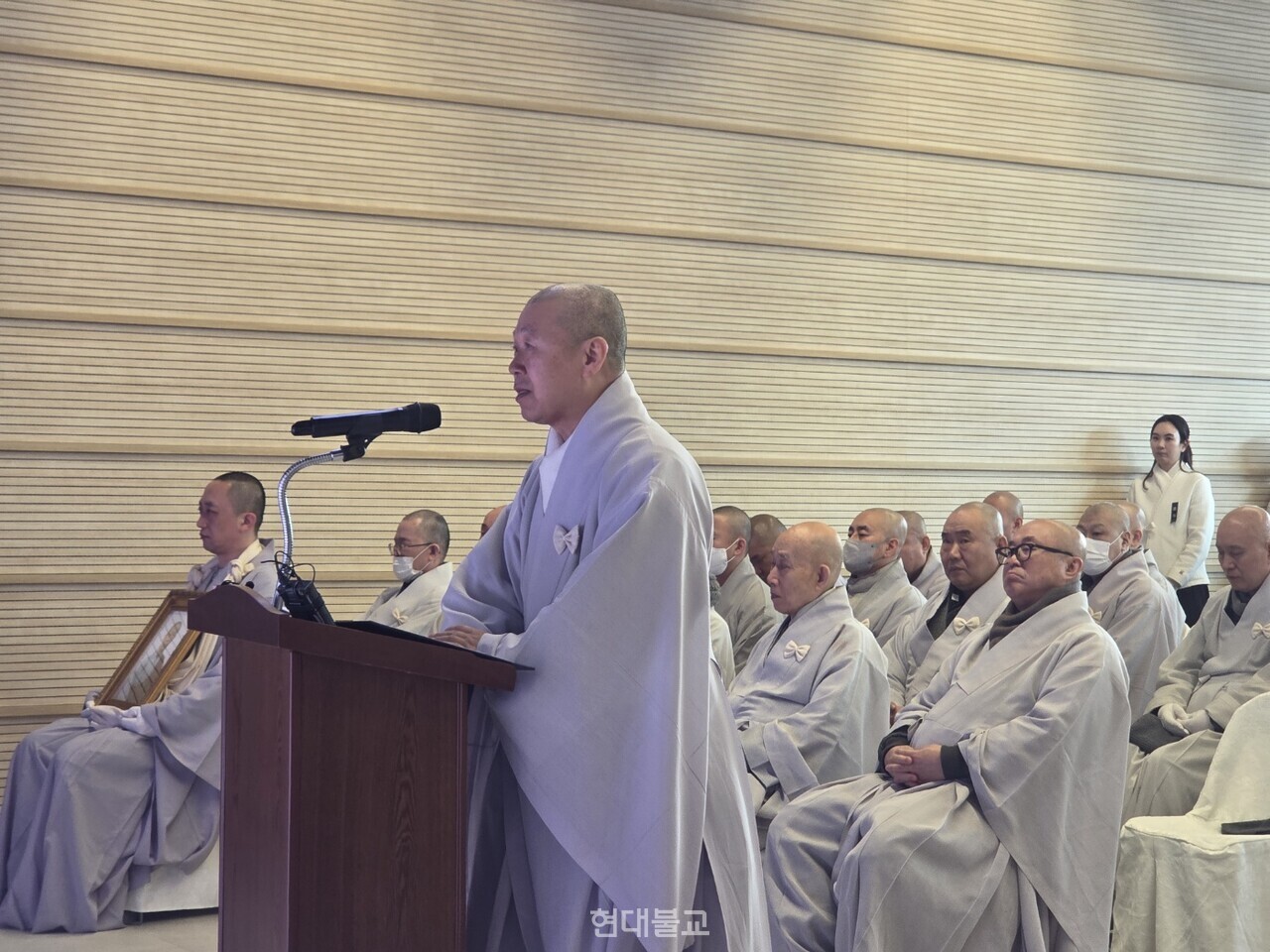 장의위원장인 전등사 주지 여암 스님의 영결사.