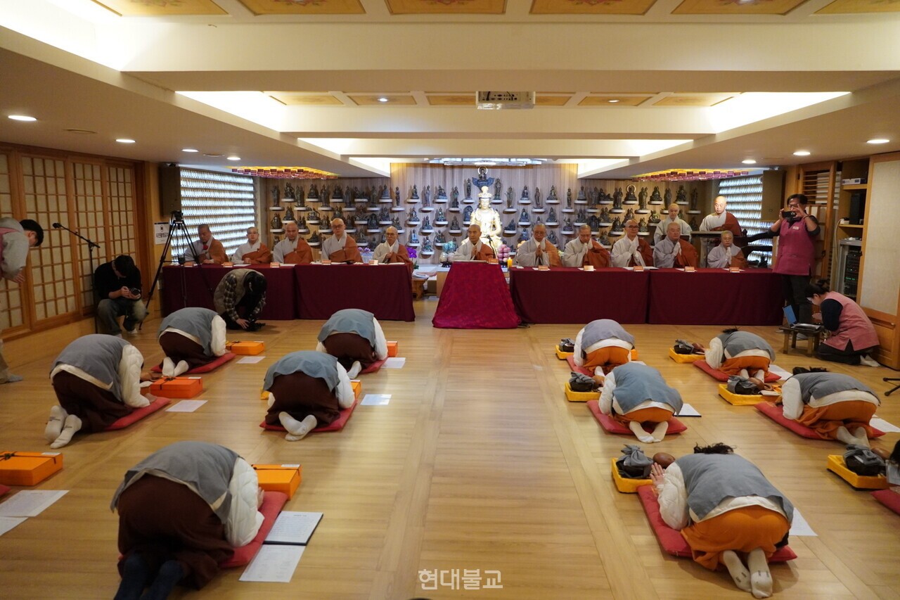 �����ڵ��� ��ó�԰� ���Ե鿡�� ��踦 �ø��� �ִ�.