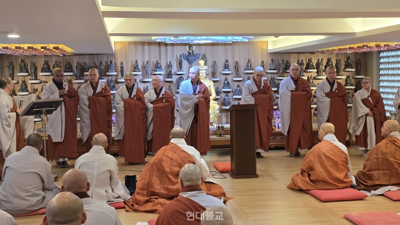 63�� ���Ի����� �λ縦 �ϰ� �ִ�.&nbsp;