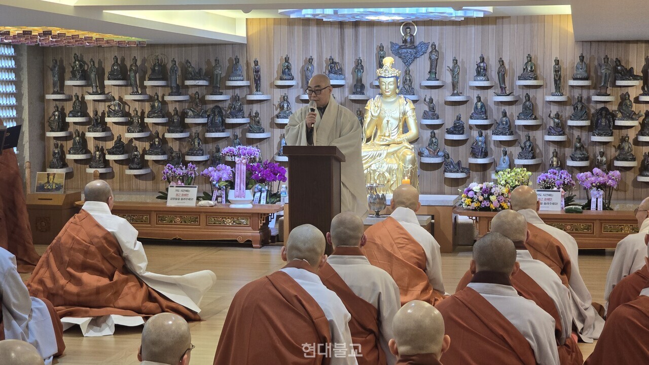 ���ǵ� ������ ���� ���� ������ ��縦 �ϰ� �ִ�.&nbsp;