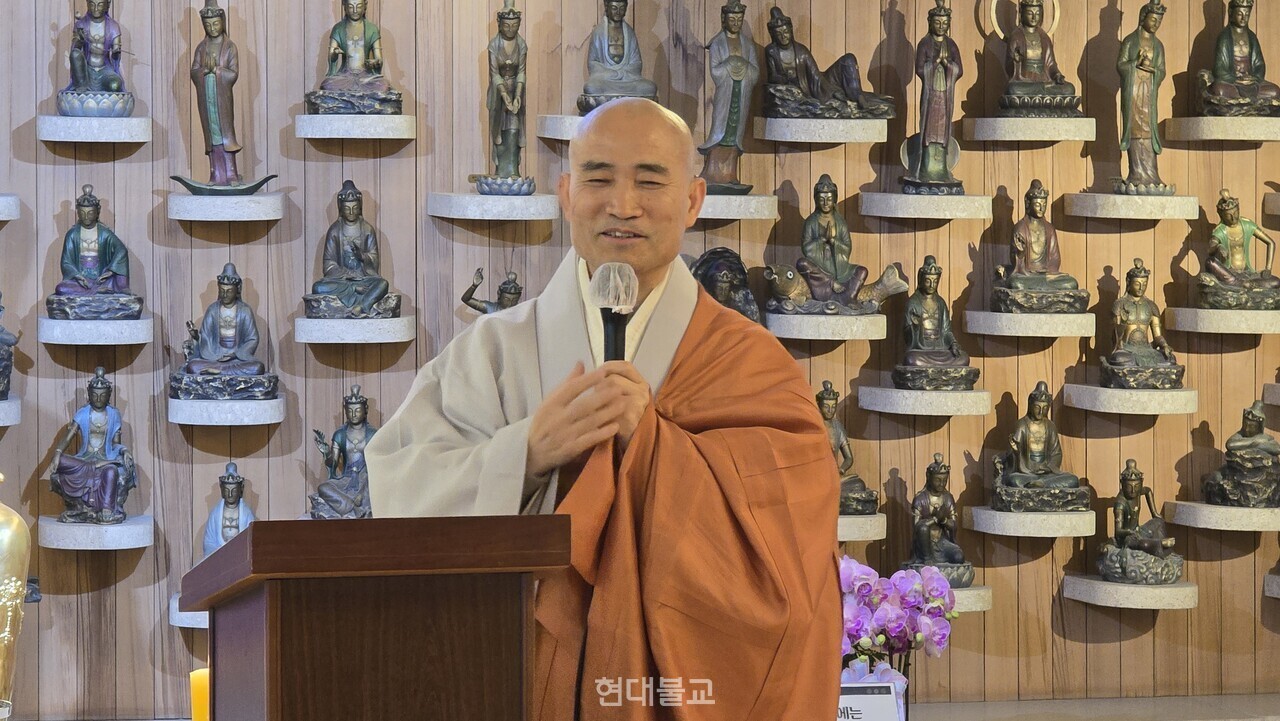 ��ȭ ������ ȯ���縦 �ϰ� �ִ�.&nbsp;