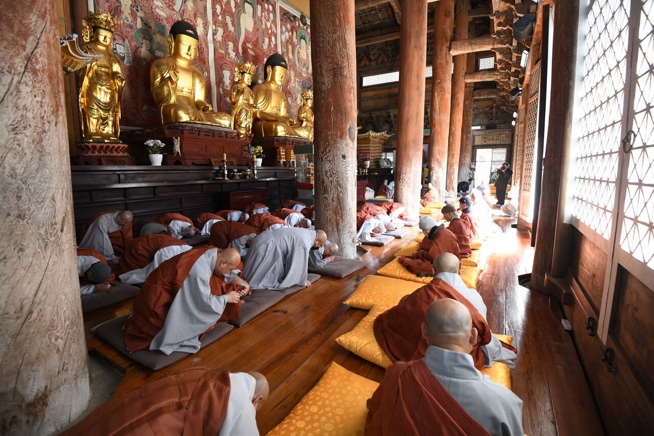 ȭ����� �̳� ���ظ� �¾� ȭ���� �� � ���Ե鿡�� ���� �λ縦 �÷ȴ�.