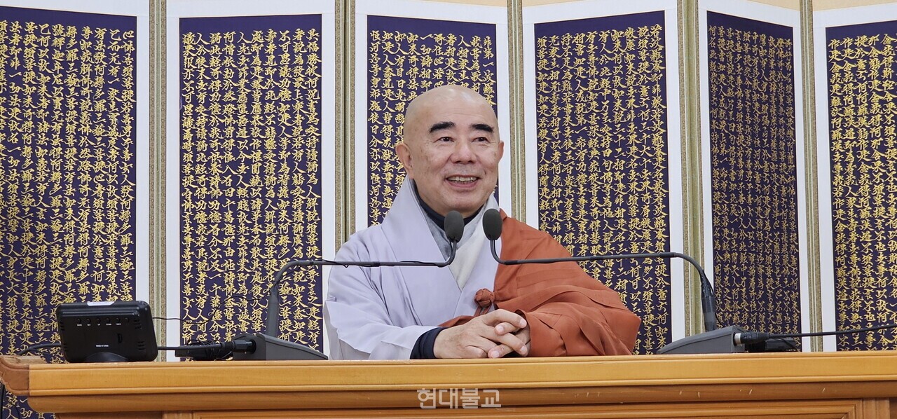 월정사 금강경봉찬기도회 출범 3주년 기념법회에서 월정사 주지 정념 스님이 법문하고 있다.