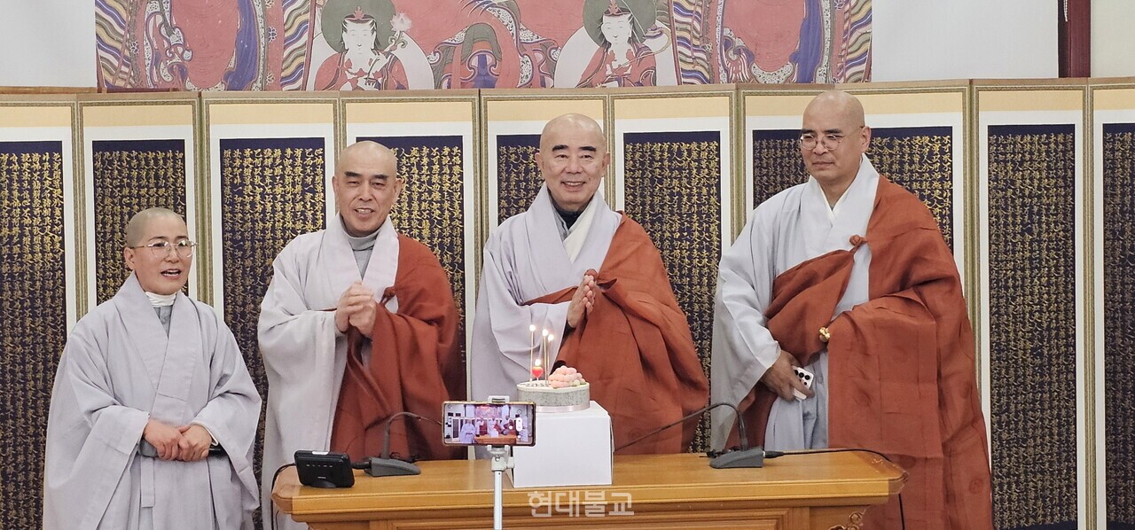 출범 3주년을 기념하는 축하 케이크 절단과 꽃다발 증정으로 서로의 정진과 노고에 감사의 마음을 나눴다.