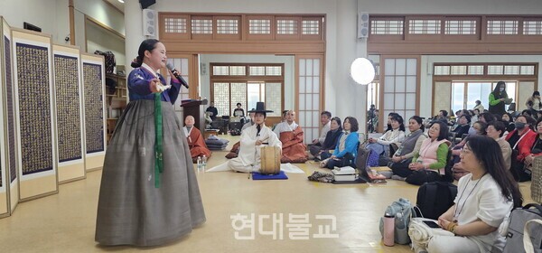 정념 스님의 특별법문에 앞서 차복순 명창과 신동선 고수의 ‘흥보가’ 판소리 축하공연이 펼쳐졌다.