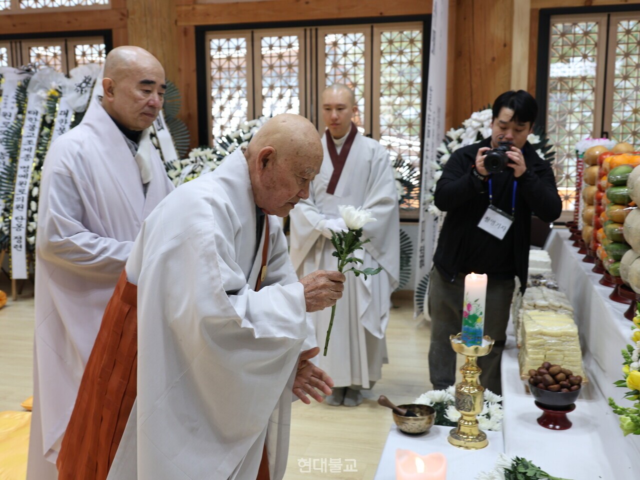조계종 종정 중봉 성파 대종사가 3월 14일 월정사 화엄루에 마련된 자광당 원행 대종사 분향소를 찾아 조문했다