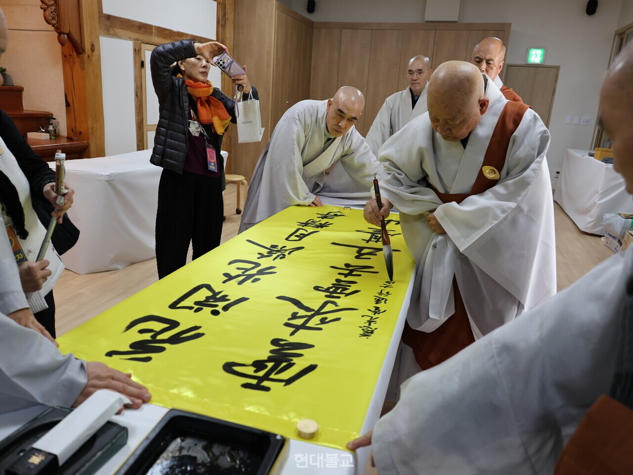 조계종 종정 성파 스님은 조문을 마친 뒤 ‘개화개락 월정사 설래설거 오대산(花開花落 月精寺 雪來雪去 五臺山)’이라는 만장을 직접 써 대종사의 원적을 애도했다