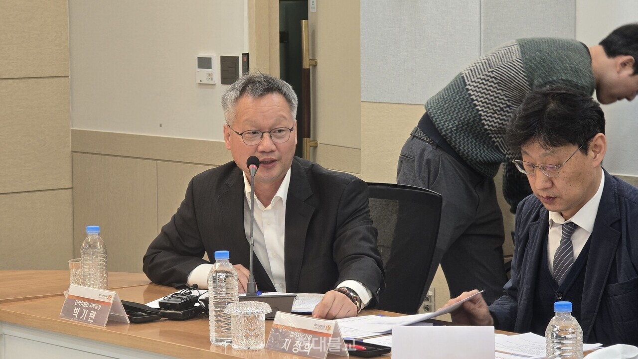 �ڱ�� ������ �繫������ ��� �߾��� �ϰ� �ִ�.&nbsp;