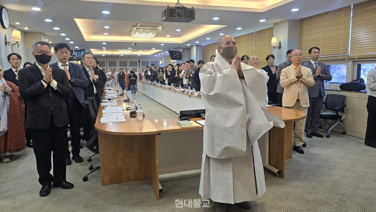 ����Ǹ� �ϰ� �ִ� ��δ���.&nbsp;