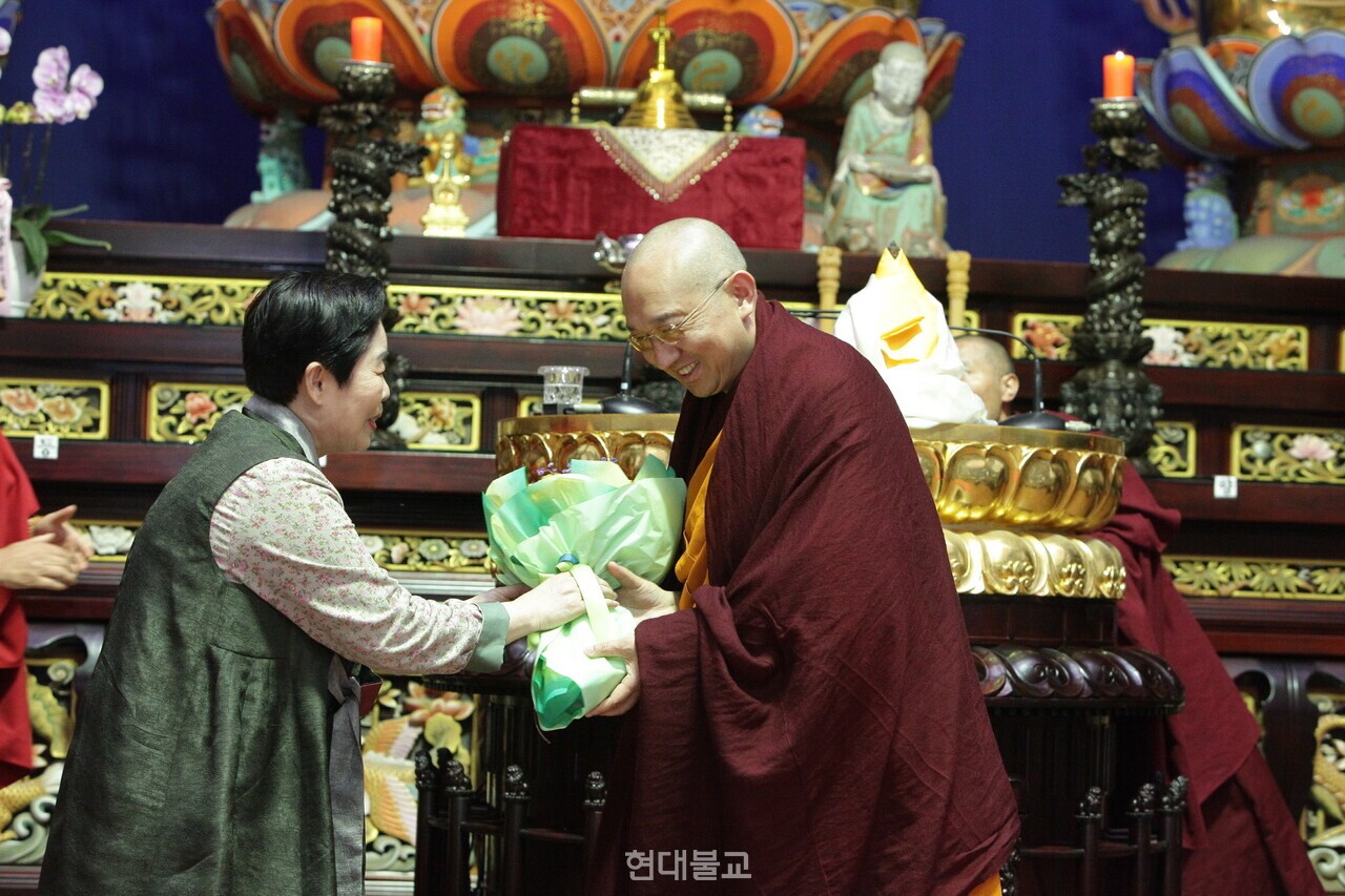 ��ȸ�� �ռ� �̿��� ȫ���� ������ȸ���� Ĳ���� ����ü���� ȯ���� �ɴٹ��� �����ϰ� �ִ�.