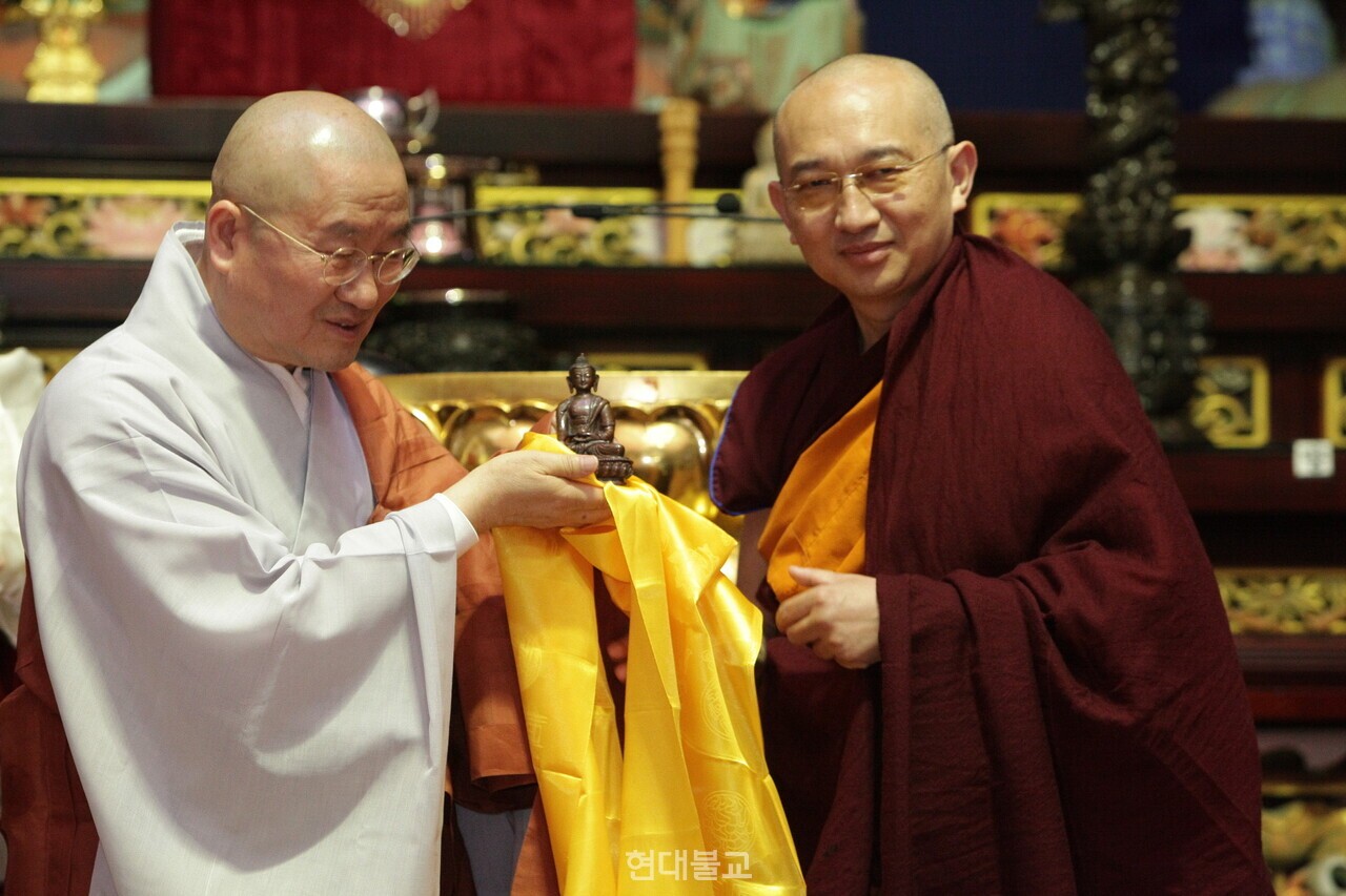 Ĳ���� ����ü�� �ε����� ���� ��ſ� �һ��� ȫ���� ���� �ɻ꽺�Կ��� �����ϰ� �ִ�.