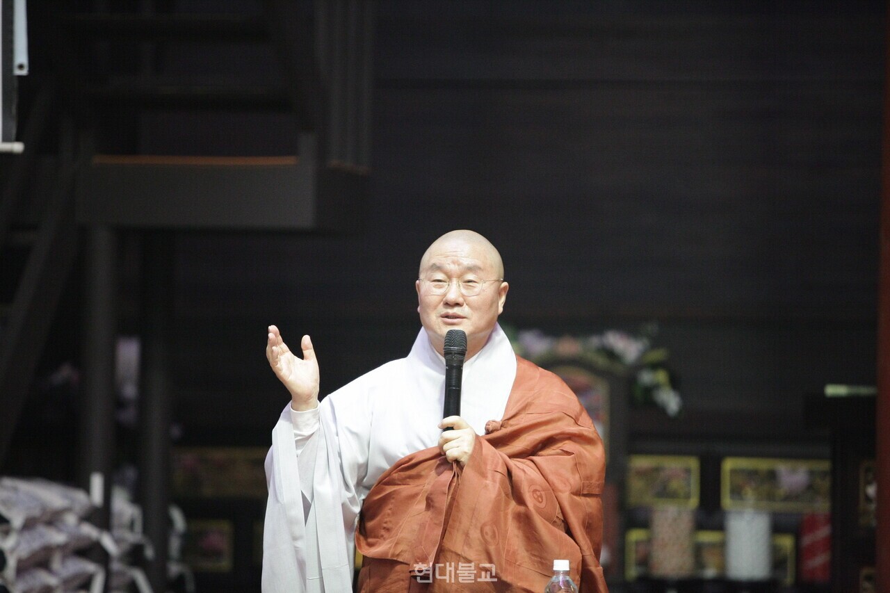 ȫ���� ���� �ɻ� ������ ȯ�� �λ縻�� �ϰ� �ִ�.