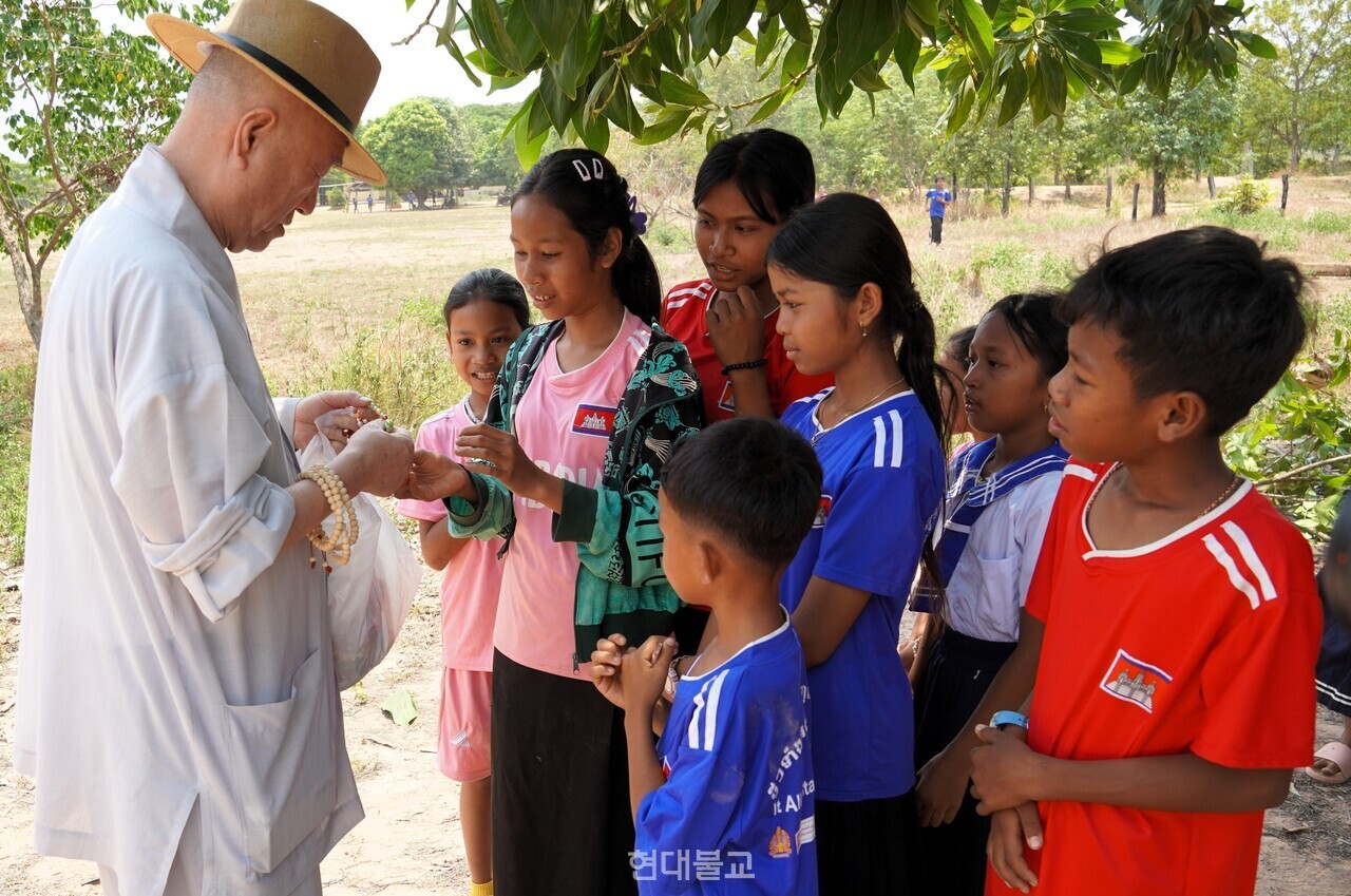 �ϸ� ������ į����� �Ƶ��鿡�� ���ָ� �����ϰ� �ִ�.