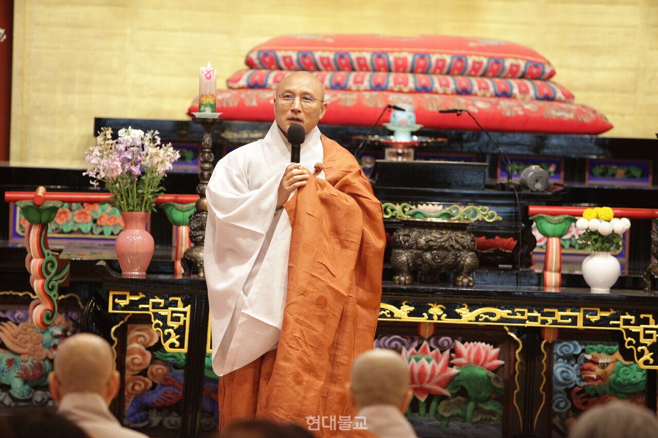 환영사를 통해 금강 행자들의 드높은 수행 품격과 질서 정연함을 찬탄하는 통도사 주지 현덕 스님.