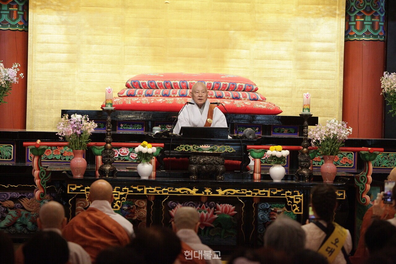 3700여 명의 대중에게 