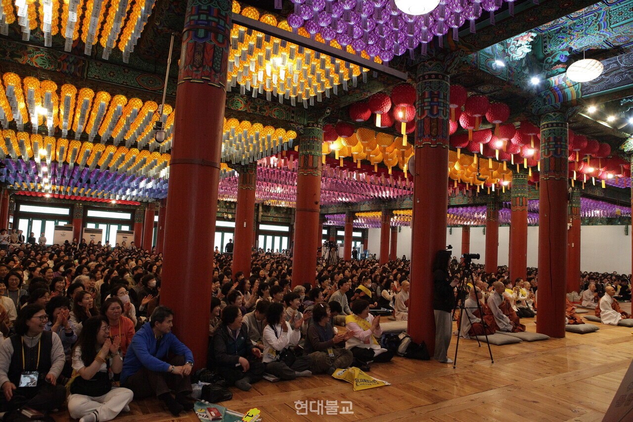통도사 도량 곳곳을 가득 채운 채 흐트러짐 없는 정진을 이어가는 불자들.