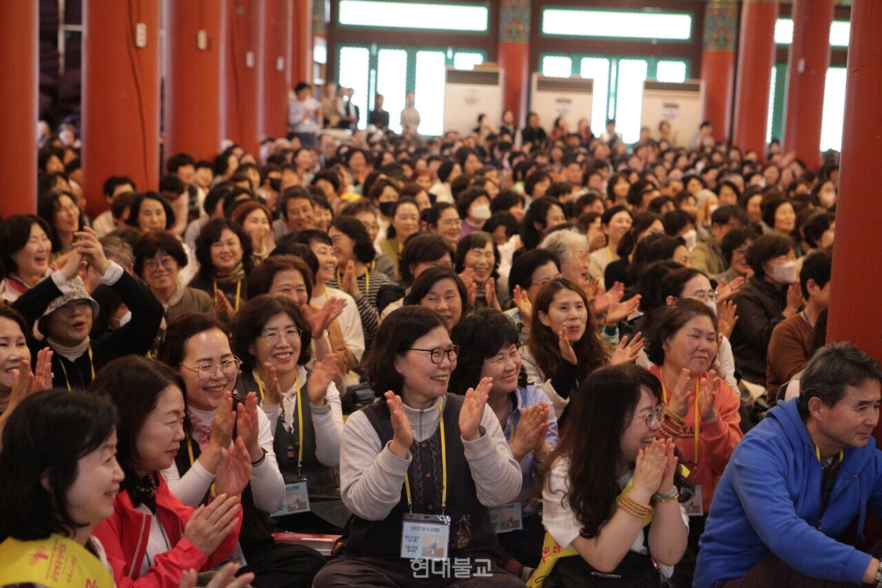 법어와 격려에 박수와 환호로 화답하며 환희심에 찬 참가자들.