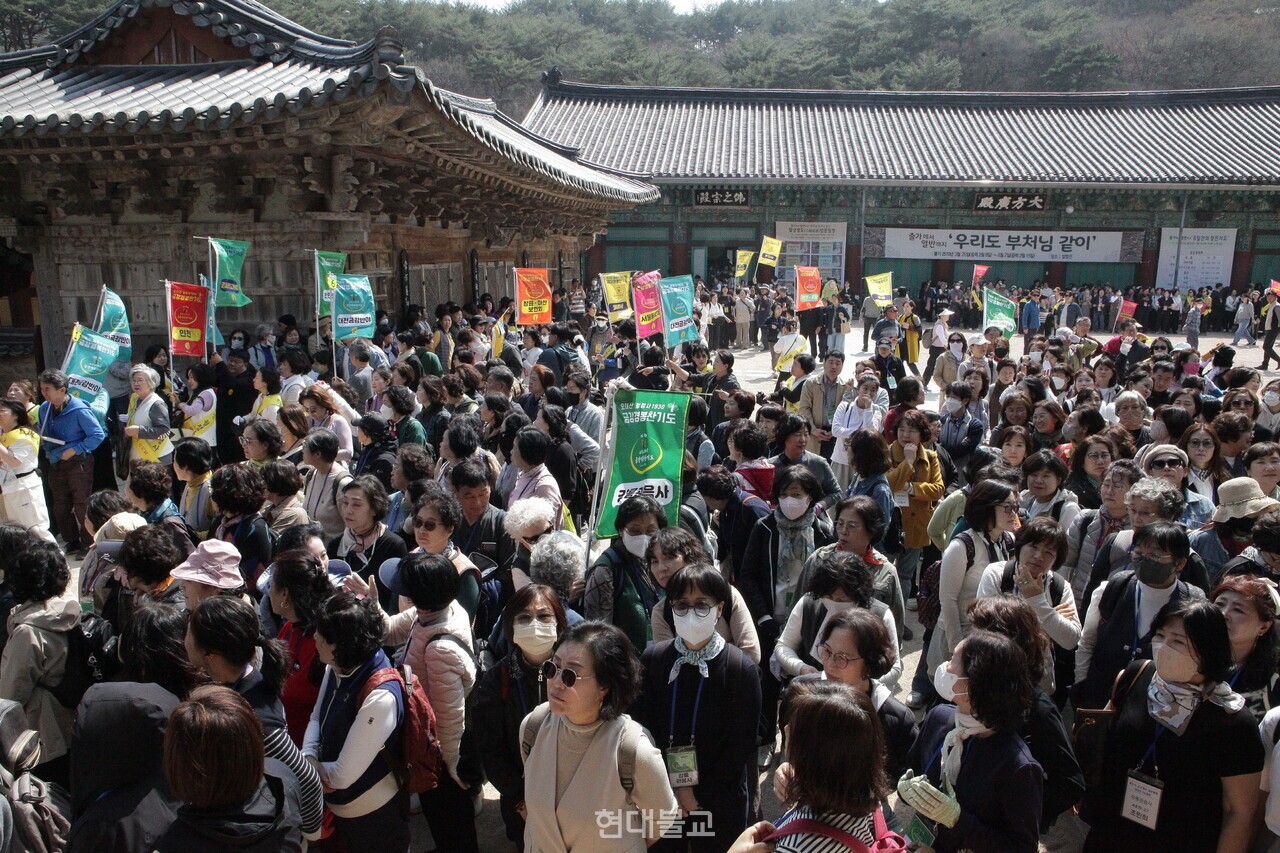 영축총림 통도사에서 열린 '월정사 금강경 봉찬기도 3주년 대법회'에 3700여 명의 사부대중이 운집했다.
