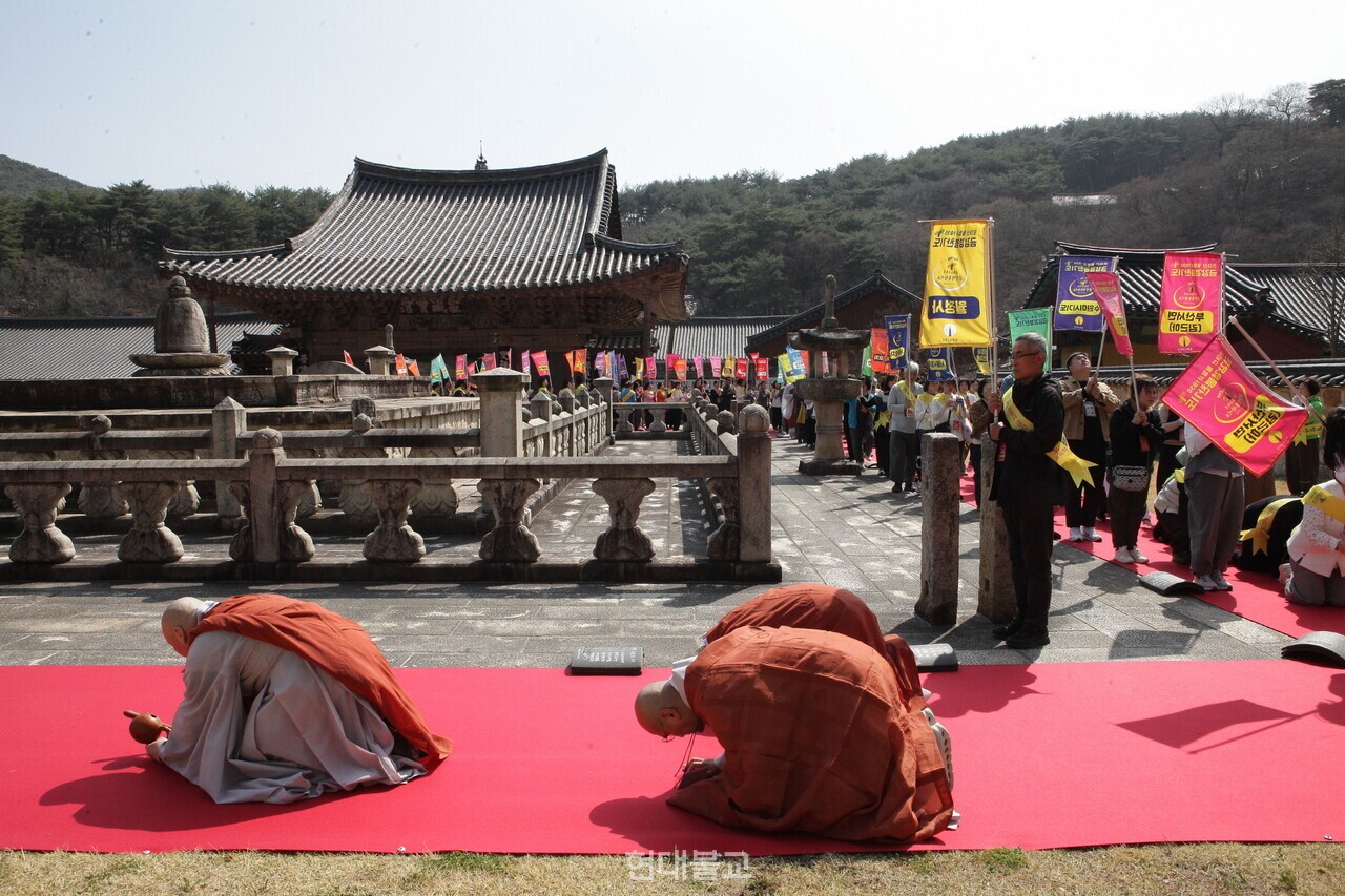 영축총림 통도사에서 열린 '월정사 금강경 봉찬기도 3주년 대법회'에 참석한 사부대중이 통도사 보궁에서 1보 1배정진을 하고 있다.