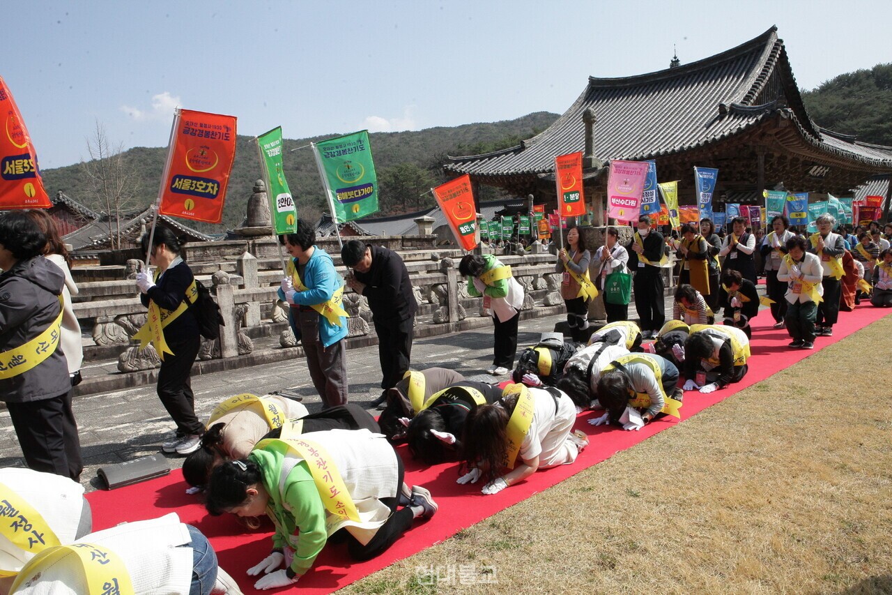적멸보궁 금강계단을 향해 1보 1배(一步一拜)의 지극한 정성으로 참배하는 사부대중.