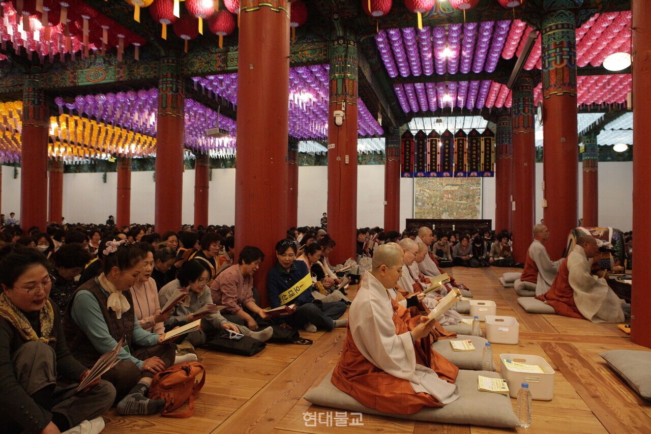 금강경을 독송하며 정진하는 금강 행자들의 모습.