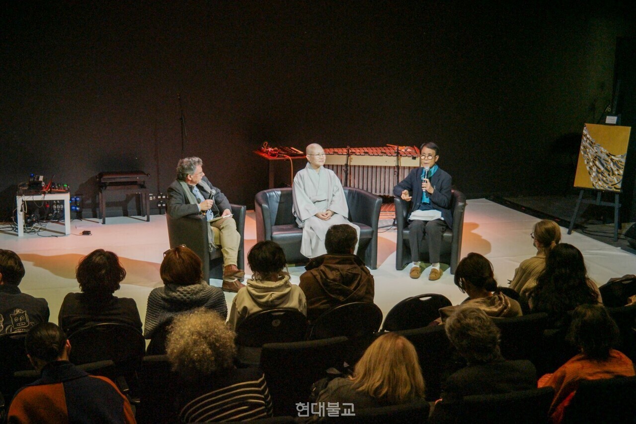 ���� ������ ���� ������ ���ΰ� ������ ��Ŵ� ���ǻ� �˶� �긣�� ��ǥ�� ������ �� ���۰� �������� ��ȭ. ���� ����=���湮ȭ���.