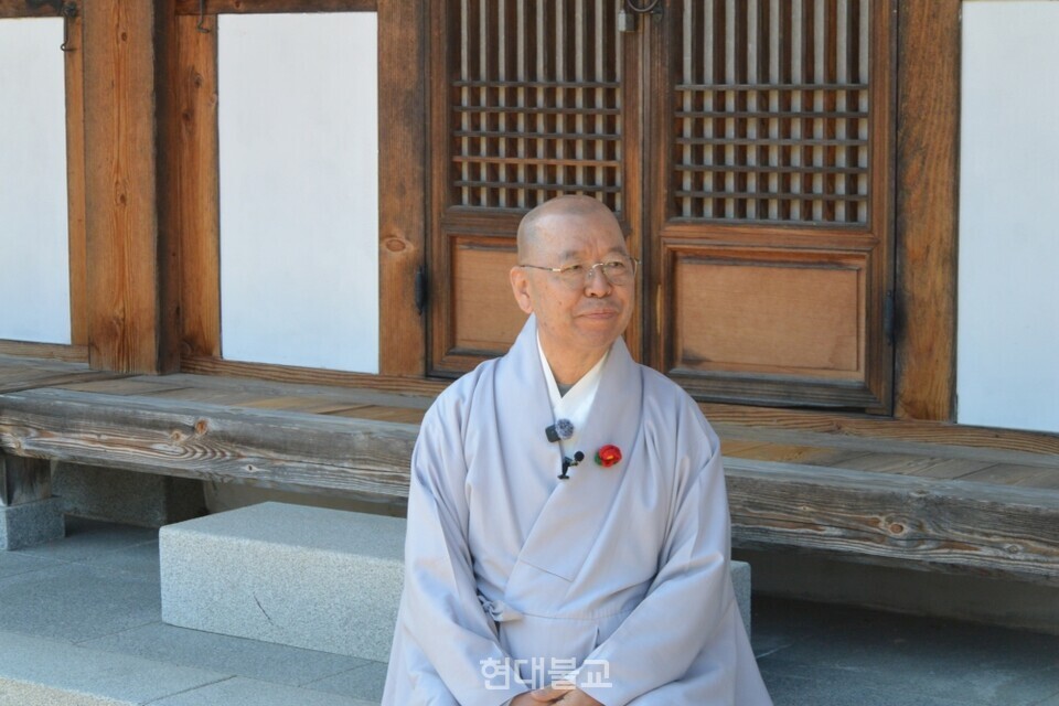 도륜스님이 취재진의 질문에 답하고 있다