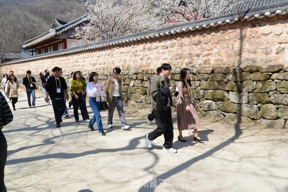 번호추첨을 통해 임시커플로 선정된 커플이 대화하며 이동하고 있다