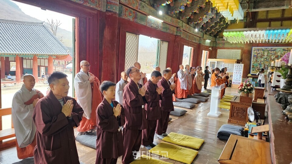 조계종 제24교구본사 선운사는 4월 3일 대웅보전에서 ‘선운사 제2기 단기출가학교 쉼, 그리고 시작’ 고불식을 봉행했다.