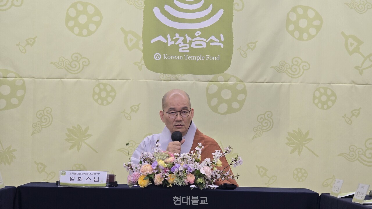 ÀÏÈ ½º´ÔÀÌ Àλ縻À» Çϰí ÀÖ´Ù.