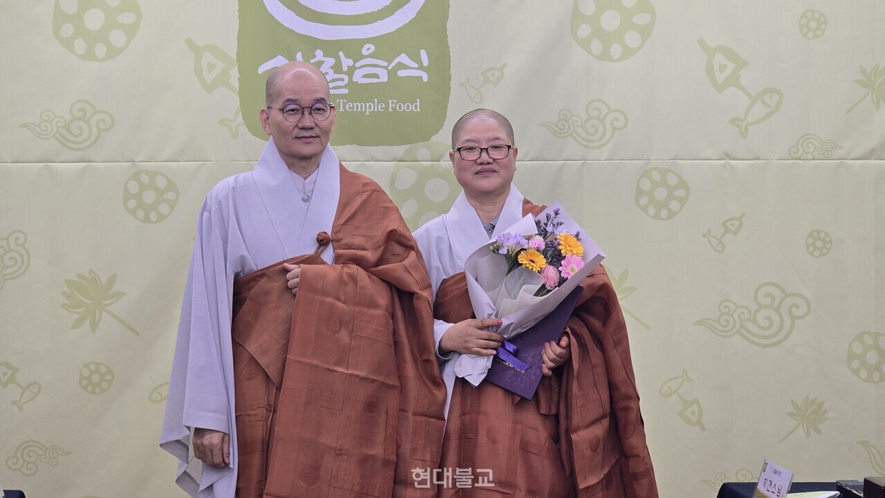 ¹®È»ç¾÷´ÜÀå ÀÏÈ ½º´ÔÀÌ 1±Þ ÀåÀο¡ Áö°ß ½º´ÔÀ» À§ÃËÇϰí ÀÖ´Ù.