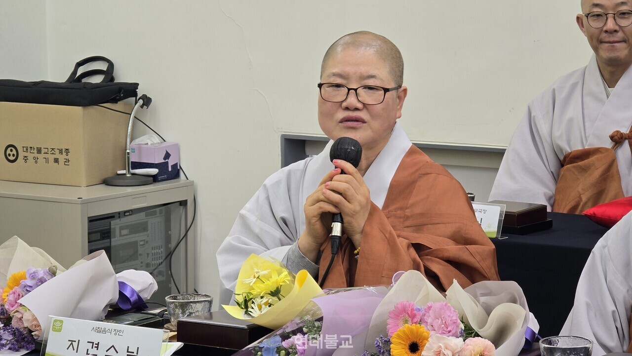 1±Þ ÀåÀο¡ À§ÃËµÈ Áö°ß ½º´ÔÀÌ ¼Ò°¨À» ¹àÈ÷°í ÀÖ´Ù.