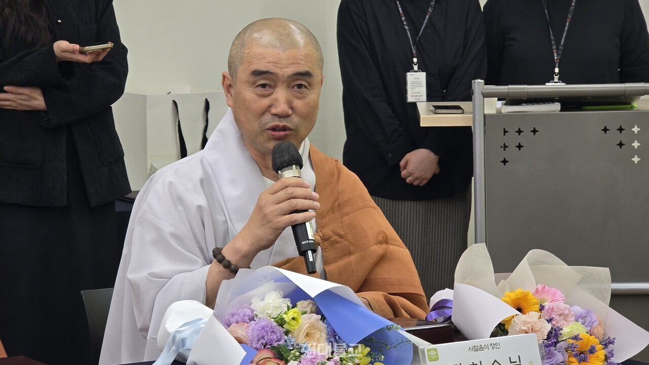 2±Þ ÀåÀο¡ À§ÃËµÈ ÁøÇã ½º´ÔÀÌ ¼Ò°¨À» ¹àÈ÷°í ÀÖ´Ù.