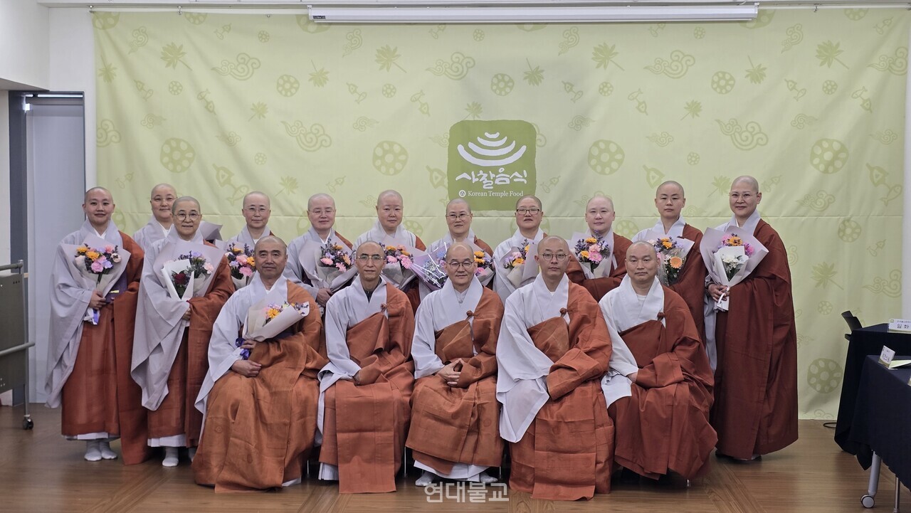 Çѱ¹ºÒ±³¹®È»ç¾÷´ÜÀº 4¿ù 14ÀÏ ¡®Á¦2ȸ »çÂûÀ½½Ä ÀåÀÎ À§Ã˽ġ¯À» ¿°í 1±Þ ÀåÀÎ 6¸í, 2±Þ ÀåÀÎ 7¸íÀ» »õ·Î À§ÃËÇß´Ù. »çÁøÀº À§ÃË½Ä ÈÄ ±â³äÃÔ¿µ.