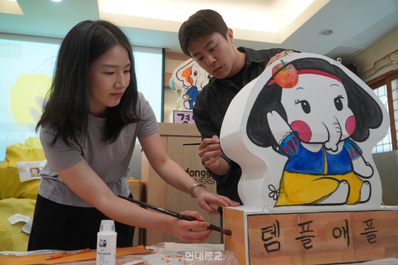 ¿¬µîȸ¸¦ ÇÑ´Þ¿© ¾ÕµÐ µ¿±¹´ë´Â Ä¿´Ù¶õ ¿¬µî°ø¹æÀÌ µÆ´Ù. 4¿ù 15ÀÏ ´ÙÇâ°ü¿¡ ¸¶·ÃµÈ ¿¬µî°ø¹æ¿¡¼ ÅÛÇþÖÇà µ¿¾Æ¸® ȸ¿øµéÀÌ ¾Æ±âÄÚ¸®³¢µîÀ» ¸¸µé°í ÀÖ´Ù.