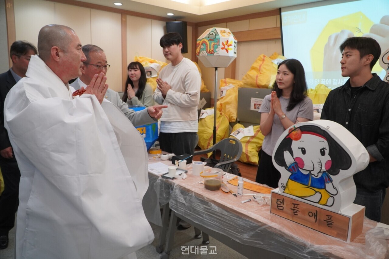 Çб³¹ýÀÎ µ¿±¹´ë ÀÌ»çÀå µ·°ü ½º´Ô°ú À±Àç¿õ ÃÑÀå µî Çб³ ÁÖ¿ä °ü°èÀÚµéÀº 4¿ù 15ÀÏ ±³³» ¿¬µî°ø¹æÀ» °Ý·Á ¹æ¹®Çß´Ù.