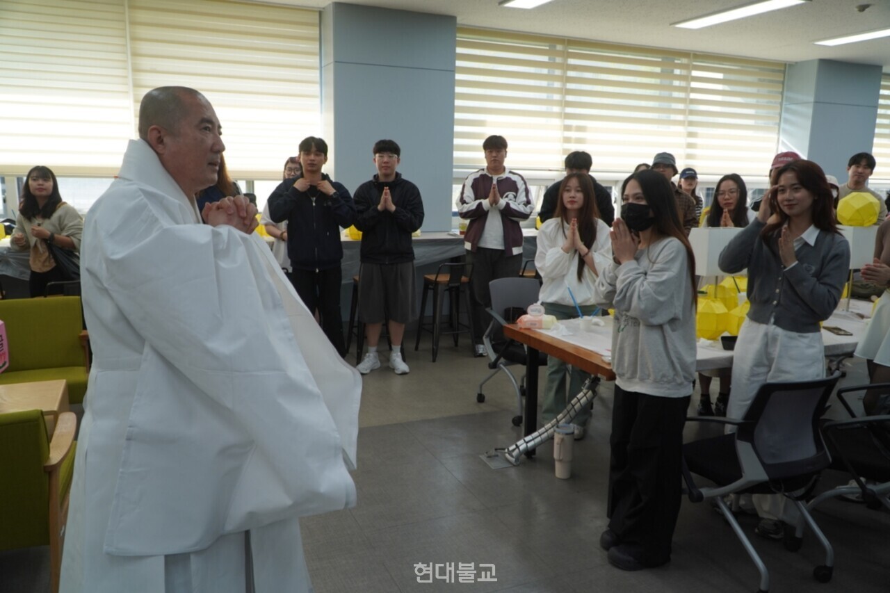 ÇлýµéÀ» °Ý·ÁÇÏ´Â µ¿±¹´ë ÀÌ»çÀå µ·°ü ½º´Ô.