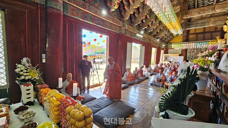 선운사 주지 경우 스님이 문도를 대표해 분향, 헌다하고 있다