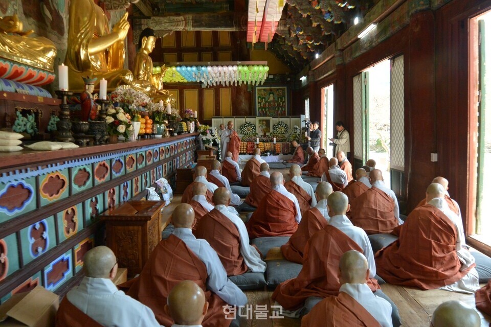 선운사 주지 경우스님이 인사말을 하고 있다