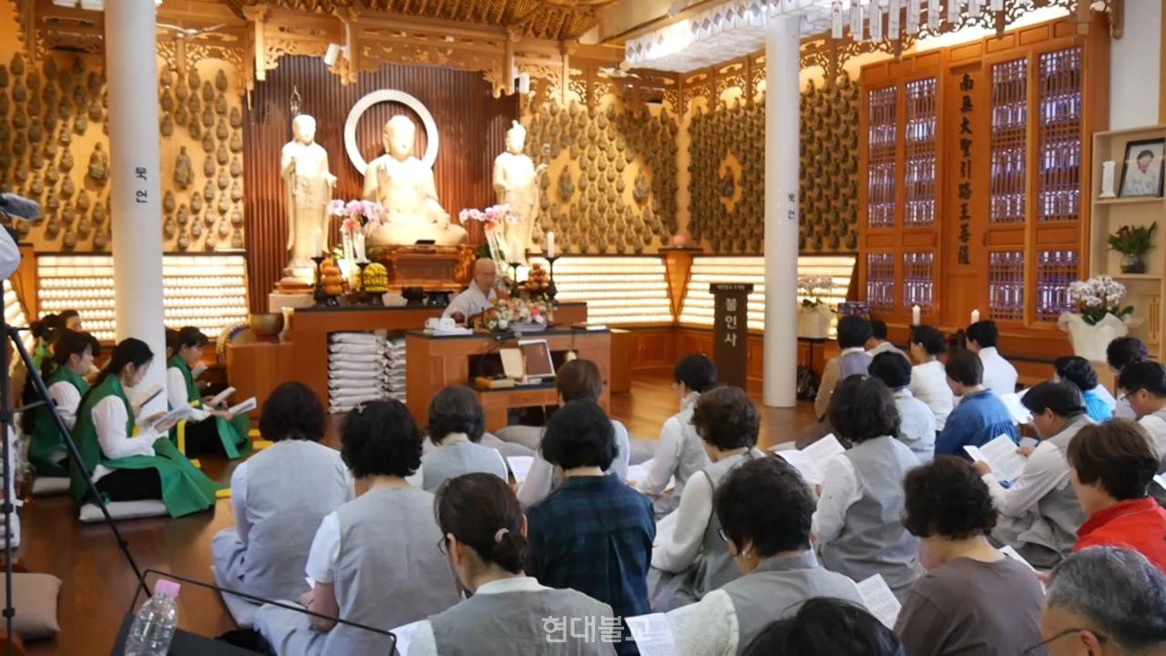 김해 불인사는 4월 19일 마음챙김 스마일명상센타에서 ‘법화경 천일기도 4차 100일 기도’ 입재를 기념해 행불선원장 월호 스님 초청 힐링 특강을 개최했다.