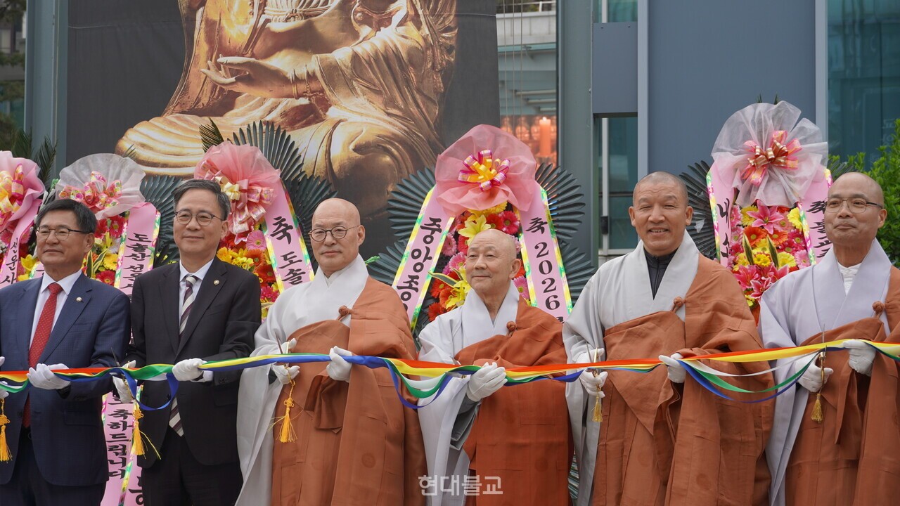 ������ Ŀ���� �ϴ� �����. ���ʺ��� ����� ��ȸ����ȸ��, �迵�� ��ȭü���� ��1����, ������ �ѹ����� ���� ����, �����ǿ� ���� ����, �߾���ȸ���� �ְ� ����, ����� ���� ��� ����.