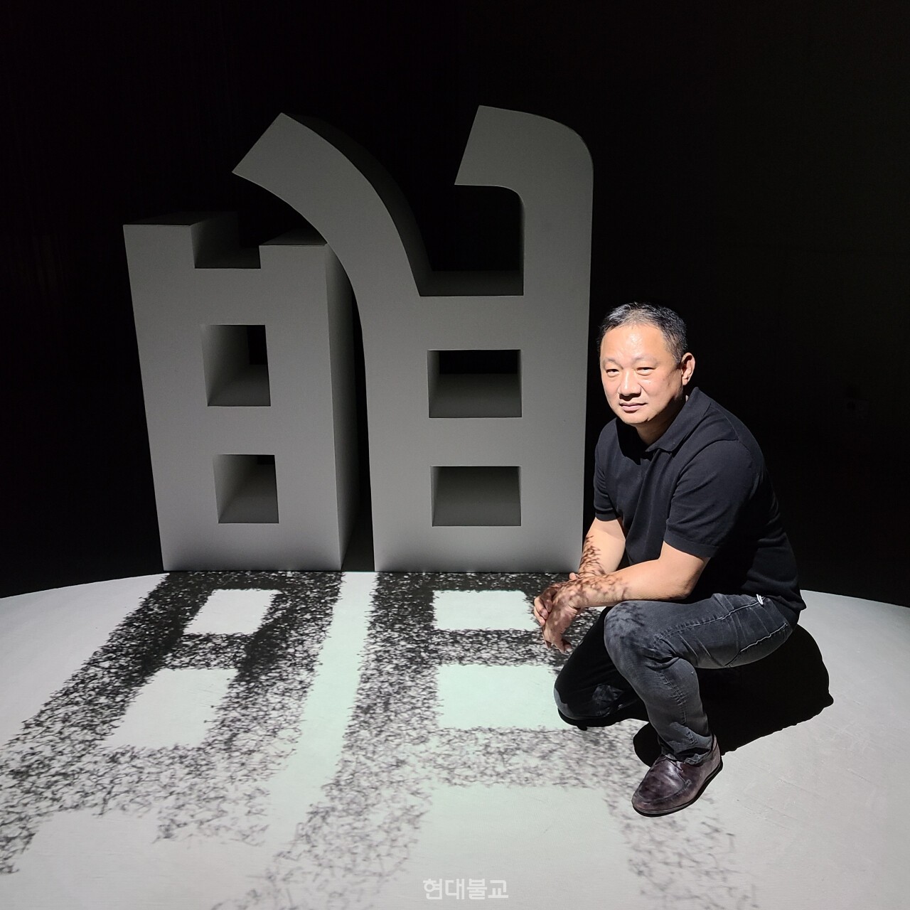 범어사 성보박물관은 4월 23일부터 8월 30일까지 박물관 2층 전시실에서 미디어아트 특별전 ‘시각 저 끝 너머의 예술 : 이이남의 미디어아트’를 개최한다. &nbsp;미디어아티스트 이이남 작가는 전통 회화와 디지털을 결합해 독창적인 예술 세계를 구축해 왔다.