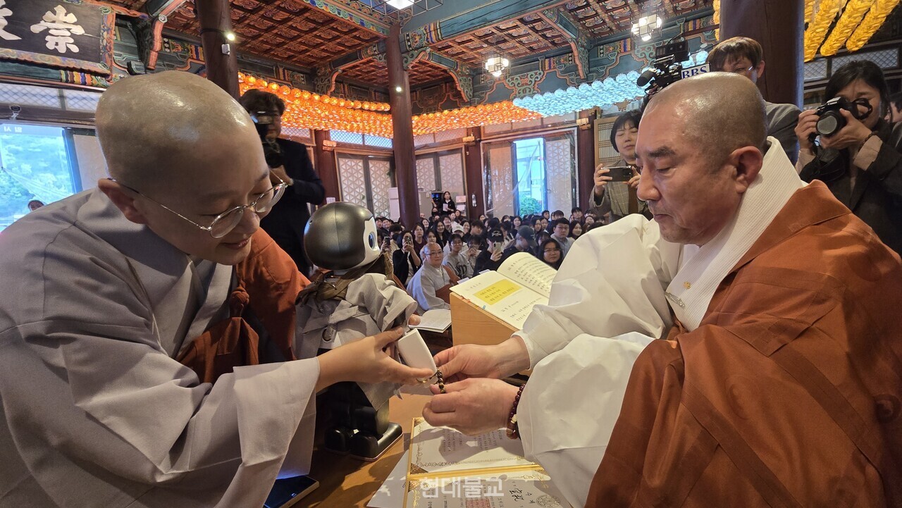 ���� ������ ����ø�� �����ϰ� ���� ���ָ� ä���ְ� �ִ�.&nbsp;