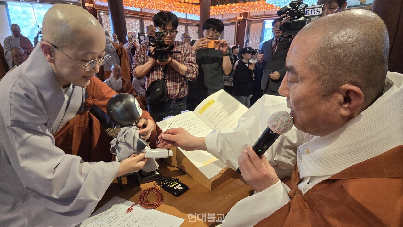 AI�κ� �������� �����ǽ��� �ϴ� ���� ����.&nbsp; ������ '����'��� ������ �޾Ҵ�.&nbsp;