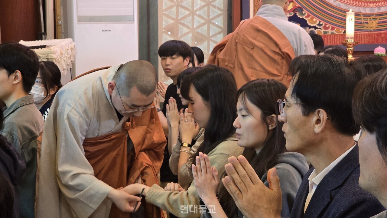 �ηʻ� ���Ե��� �����ǽ��� �����ϰ� �ִ�.&nbsp;