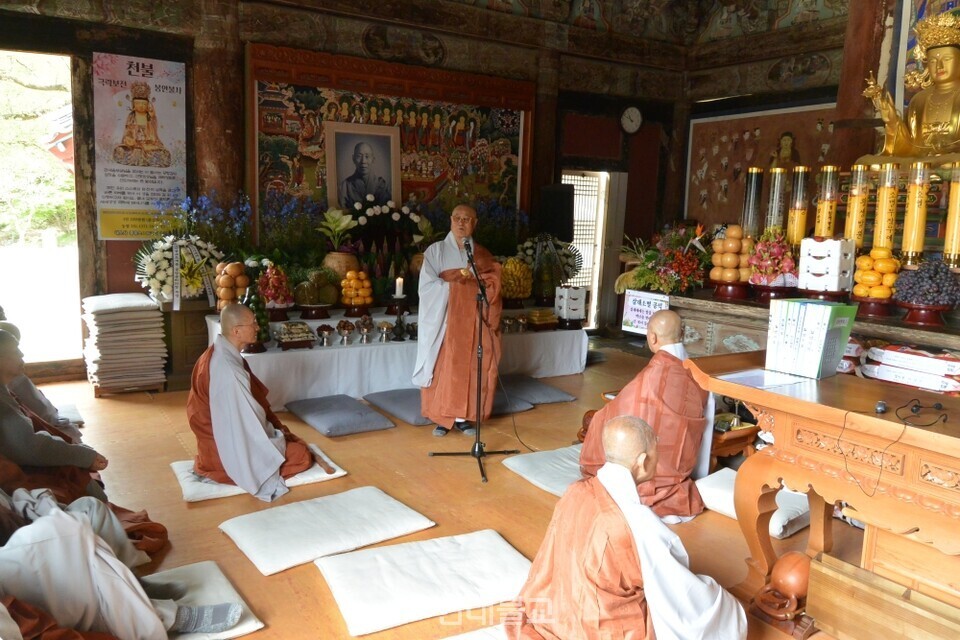 �ؾȹ�����ǥ ö�� ������ �λ縻�� �ϰ� �ִ�.