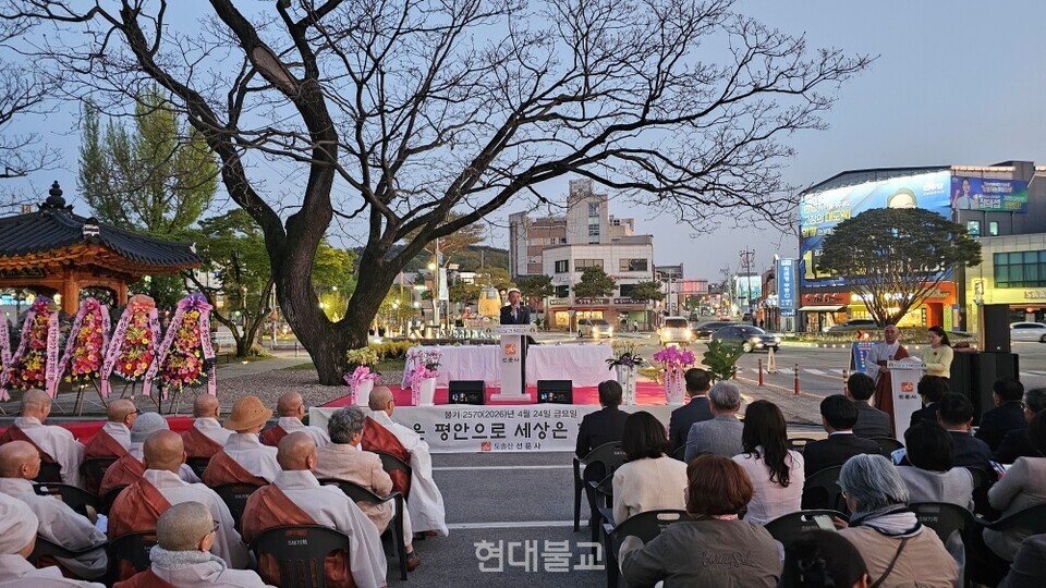 윤준병 국회의원이 축사를 하고 있다