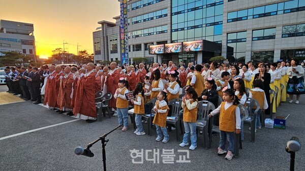 점등식에는 선운교육문화회관 어린이법회 회원들이 참석해 찬불 동요를 선보였다.