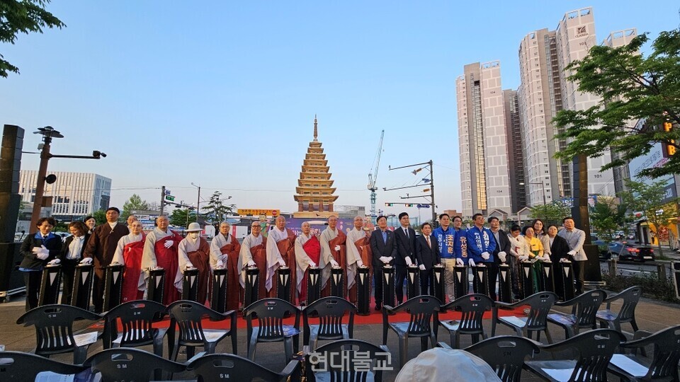 전북 부처님 오신날 봉축위원회는 4월 25일 전주역 앞 마중길 분수대에서 전북불교의 중흥과 지역사회 상생을 기원하는 봉축기원탑 점등법회를 봉행했다.